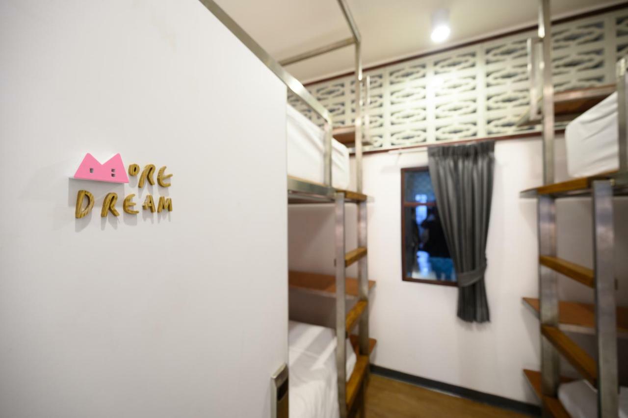 REST IS MORE hostel Bangkok Exterior foto